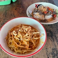ร้านข้าวซอยป้าแดง