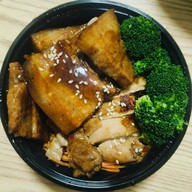 กินหมู สุดถนนยุทธศาสตร์เลี้ยวขวา 100 เมตร