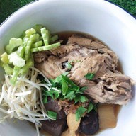 มารวยเตี๋ยวโครงไก่กะละมัง ร้านแฟลชโฮมบ้านเดียวกัน