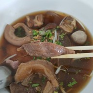 ก๋วยเตี๋ยวเนื้อตุ๋นนางใน สาขาเทิดราชัน