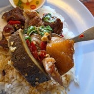 บ้านป้าหนู เนื้อตุ๋น หมูตุ๋น สี่แยกไฟแดงอุทยานหินเขางู