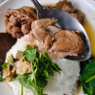 ก๋วยเตี๋ยวเป็ดหม้อดิน