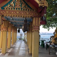 วัดเกาะลอย