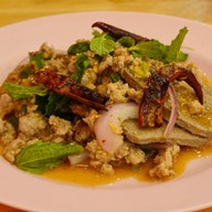 เมนูของร้าน เจ๊แดงสามย่าน ส้มตำ คอหมูย่าง เค วิลเลจ