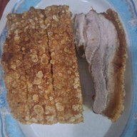 หมูกรอบอาหารตามสั่ง คอนโดสมบัตบุรี