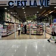 บรรยากาศ C'EST LA VIE, Queensbaymall