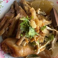 ก๋วยเตี๋ยวหมูแดง&ไก่ตุ๋นเจ๊รัตน์