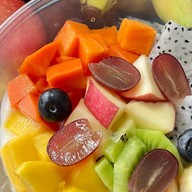 กระเพราซิ่ง 🛵 กรีกโยเกิร์ต & ผลไม้ปอก