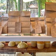 BaiWaan ใบหวาน ขนมปังยีสต์ข้าว ใบหวาน ลานดิน