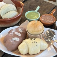 BaiWaan ใบหวาน ขนมปังยีสต์ข้าว ใบหวาน ลานดิน