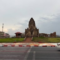 บรรยากาศ พระปรางค์สามยอด