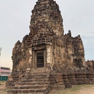 บรรยากาศ พระปรางค์สามยอด
