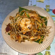 Charcoal seafood char koay teow