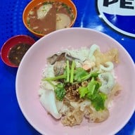 เมนูของร้าน ข้าวต้มปลารุ่งเรือง/ก๋วยเตี๋ยวปลารุ่งเรือง