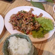 อีสานต้นคูน (ยำกุ้งเต้นรสเด็ด) เลยปั้ม ปตท 100 เมตรอยู่ซ้ายมือ
