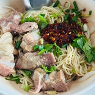 ก๋วยเตี๋ยวหมูอบวัดกลาง