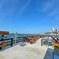 บรรยากาศ ครัวเรือโป๊ะ