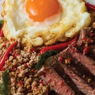 กะเพราป่าเถื่อน ไอเพลส ลาดกระบัง