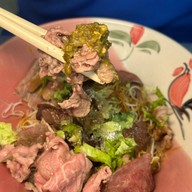 เมนูของร้าน ก๋วยเตี๋ยววัดดงมูลเหล็ก พ.ศ.2497 สาขา The Spheres