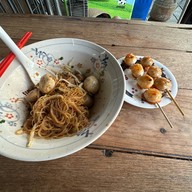 ใสสะอาดก๋วยเตี๋ยวลูกชิ้นน้ำใส อรุณอมรินทร์