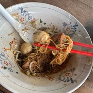 ใสสะอาดก๋วยเตี๋ยวลูกชิ้นน้ำใส อรุณอมรินทร์