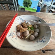 ใสสะอาดก๋วยเตี๋ยวลูกชิ้นน้ำใส อรุณอมรินทร์