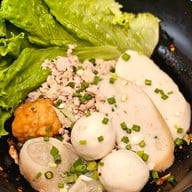 เมนูของร้าน A JUNG Fish Ball • อจัง ฟิชบอล (ชื่อเดิม สอาด ลูกชิ้นปลา) ถนนบรมราชนนี