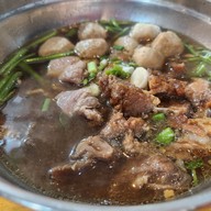 เมนูของร้าน หมูตุ๋น เนื้อตุ๋น ธิดา หมาล่าเสียบไม้