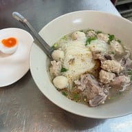 เมนูของร้าน ต้นม่วงก๋วยเตี๋ยวต้มยำกระดูกหมู เส้นไปรษณีย์หาดใหญ่