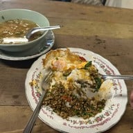 กะเพราเนื้อเนื้อ ช้างม่อย (Kaprao Nueanuea Chang Moi) -