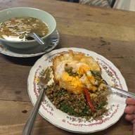 กะเพราเนื้อเนื้อ ช้างม่อย (Kaprao Nueanuea Chang Moi) -