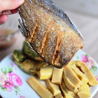 ปลาทอด น้ำพริก เจ๊ฮวยราชวัตร