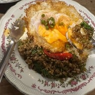 กะเพราเนื้อเนื้อ ช้างม่อย (Kaprao Nueanuea Chang Moi) -