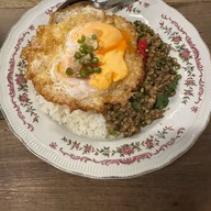 กะเพราเนื้อเนื้อ ช้างม่อย (Kaprao Nueanuea Chang Moi) -