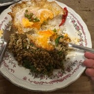 กะเพราเนื้อเนื้อ ช้างม่อย (Kaprao Nueanuea Chang Moi) -