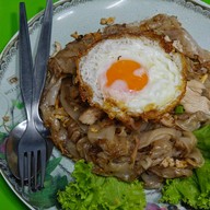 ก๋วยเตี๋ยวคั่วไก่ สุกี้(ลุงบอย)