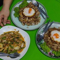 ก๋วยเตี๋ยวคั่วไก่ สุกี้(ลุงบอย)