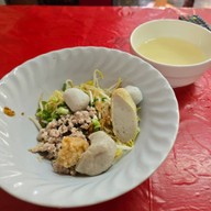ก๋วยเตี๋ยวลูกชิ้นปลาอาฉั่ง