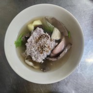 เมนูของร้าน ร้านเลือดหมูต้มตลาด100ปี (หลังวัดโรมัน) อยู่ในตลาด