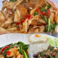 หมูกรอบ กะเพราหมูกรอบพริกแห้ง (อาหารตามสั่ง) ครัวอุ่นใจ แฟลตบางชัน
