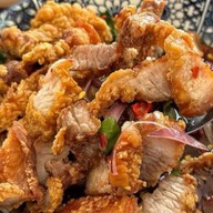 หมูกรอบ กะเพราหมูกรอบพริกแห้ง (อาหารตามสั่ง) ครัวอุ่นใจ แฟลตบางชัน