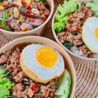 GOOD TIMES กะเพราหนวดหมึก ลูกชิ้นปลาระเบิด