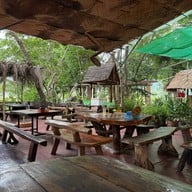 บรรยากาศ กุหลาบดอกใหม่ บายนิวไก่ย่างบัวตอง