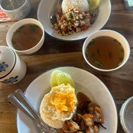 บ้านคนรักหมูกรอบ