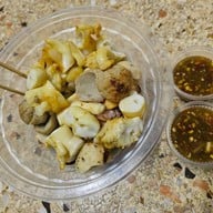 เมนูของร้าน ลูกชิ้น ปลาหมึกย่าง ศาลาแดง