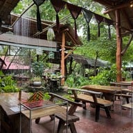 บรรยากาศ กุหลาบดอกใหม่ บายนิวไก่ย่างบัวตอง