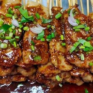 ไม้ใหญ่ ข้าวเหนียวหมูย่างโบราณ เนื้อย่าง ฮ้อนๆ แจ่วแซ่บๆ ตลาดต้นไทร ติดบีทีเอสแบริ่ง