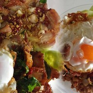 หมูกรอบ กะเพราหมูกรอบพริกแห้ง (อาหารตามสั่ง) ครัวอุ่นใจ แฟลตบางชัน