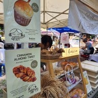 ตลาดนัดขนมปัง นานาจังเกิ้ล (บ้านสวนไผ่ล้อม)