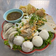 ช้อนทองกอบัว ก๋วยเตี๋ยวลูกชิ้นหมู